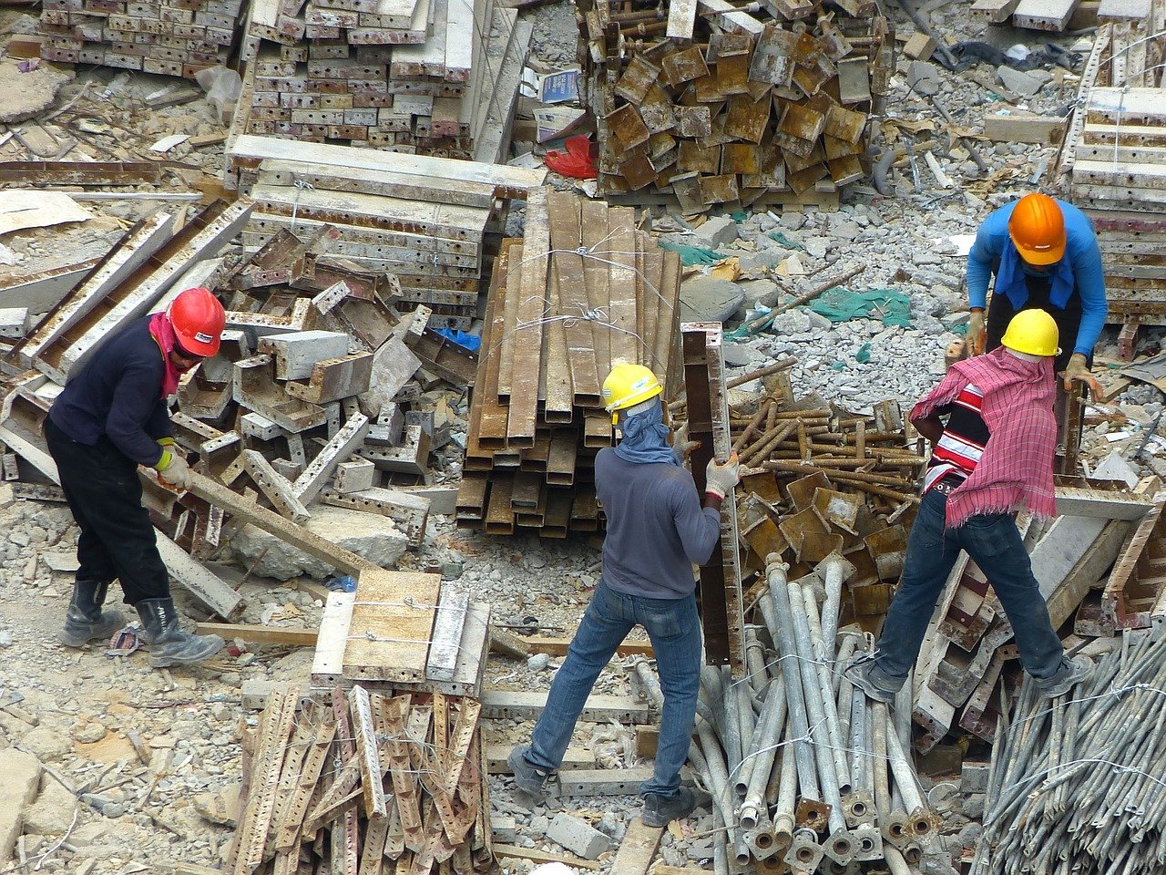 trois ouvriers sur un chantier