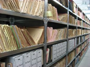 Une salle d'archives avec des dossiers papier