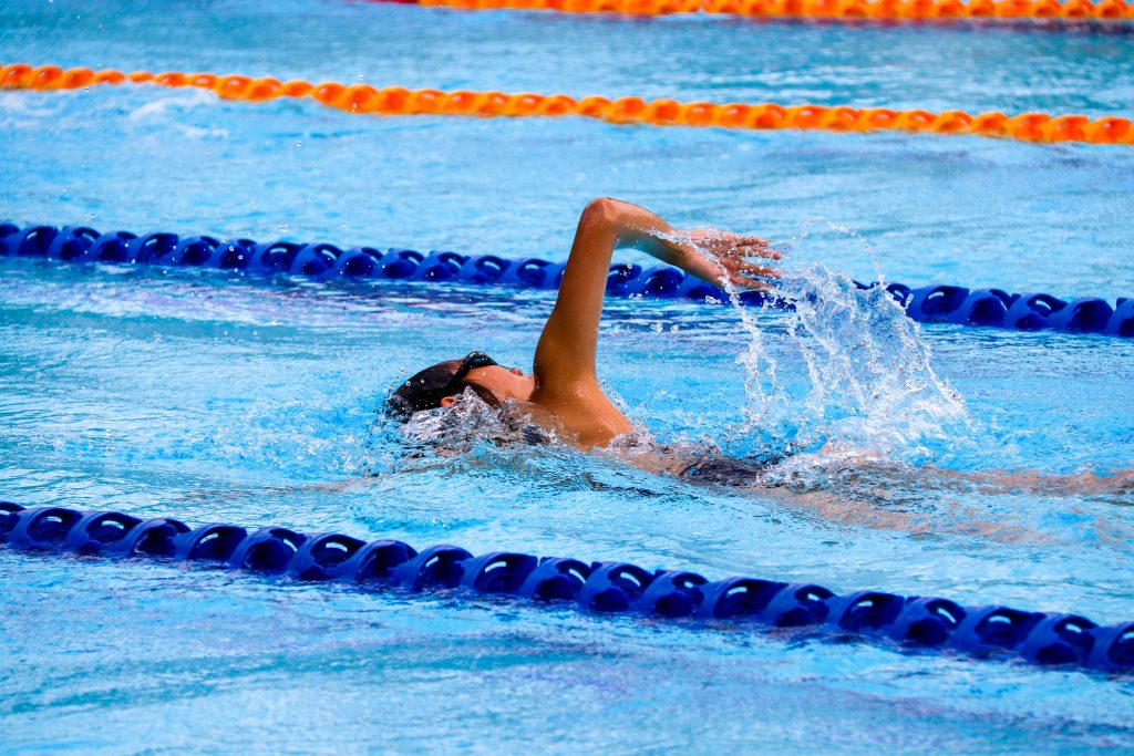 Une personne nageant dans une piscine