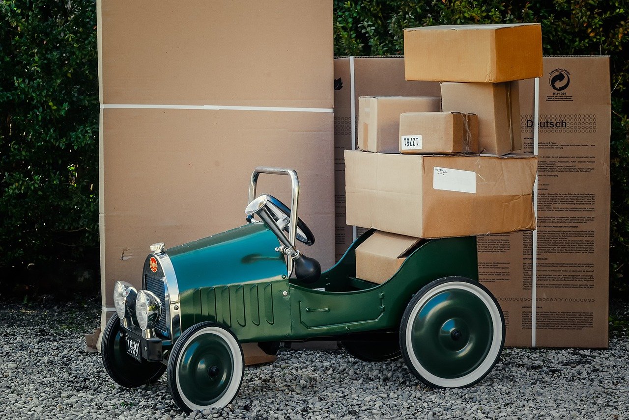 colis posés sur une voiture ancienne miniature